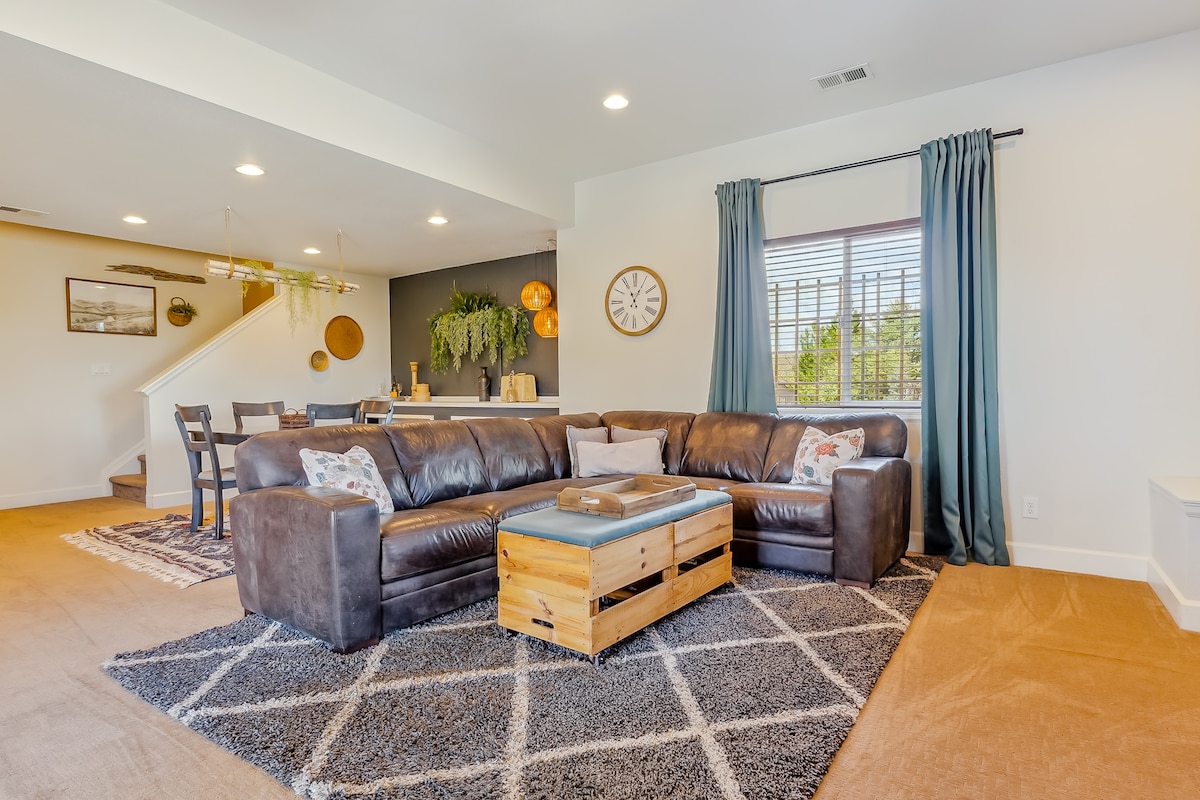 Boho Basement - Private Entrance - Hot Tub