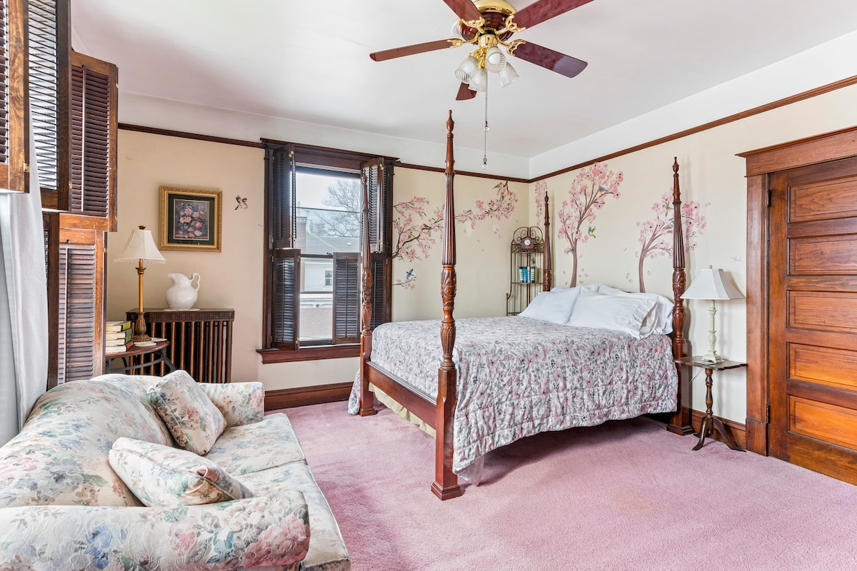 Cozy yet spacious room in Victorian home on Rt. 66