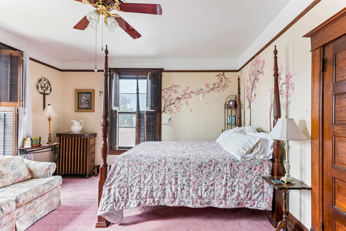 Cozy yet spacious room in Victorian home on Rt. 66