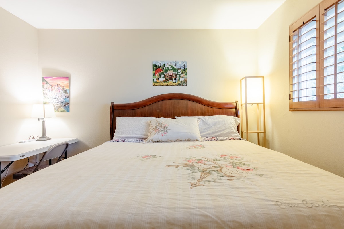 Private BR/BA with king bed close to Cal Tech, PCC