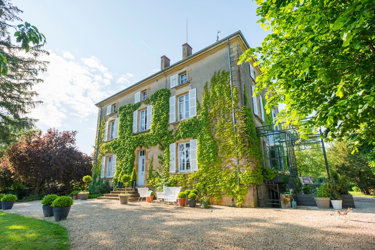 Country house „lost“ in Bourgogne pasture.