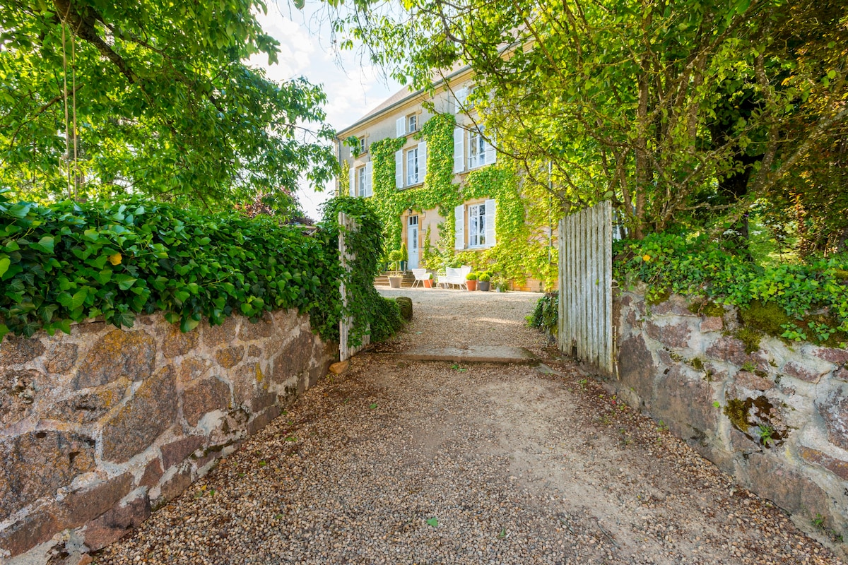 Country house „lost“ in Bourgogne pasture.