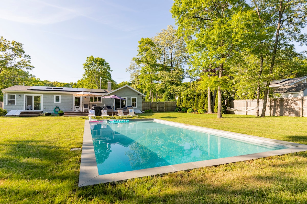 Luxurious Hamptons Home with Heated Pool and Grill