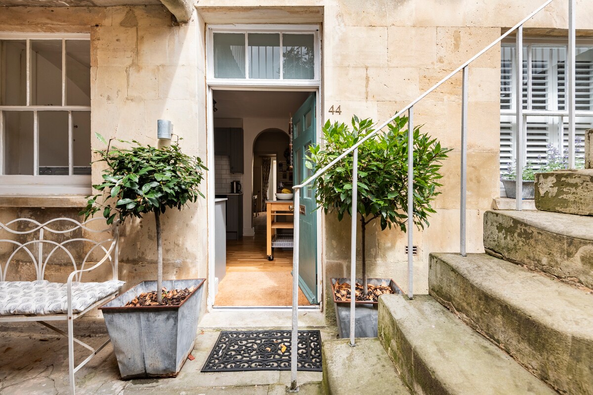 Regency flat, private courtyard, free  parking