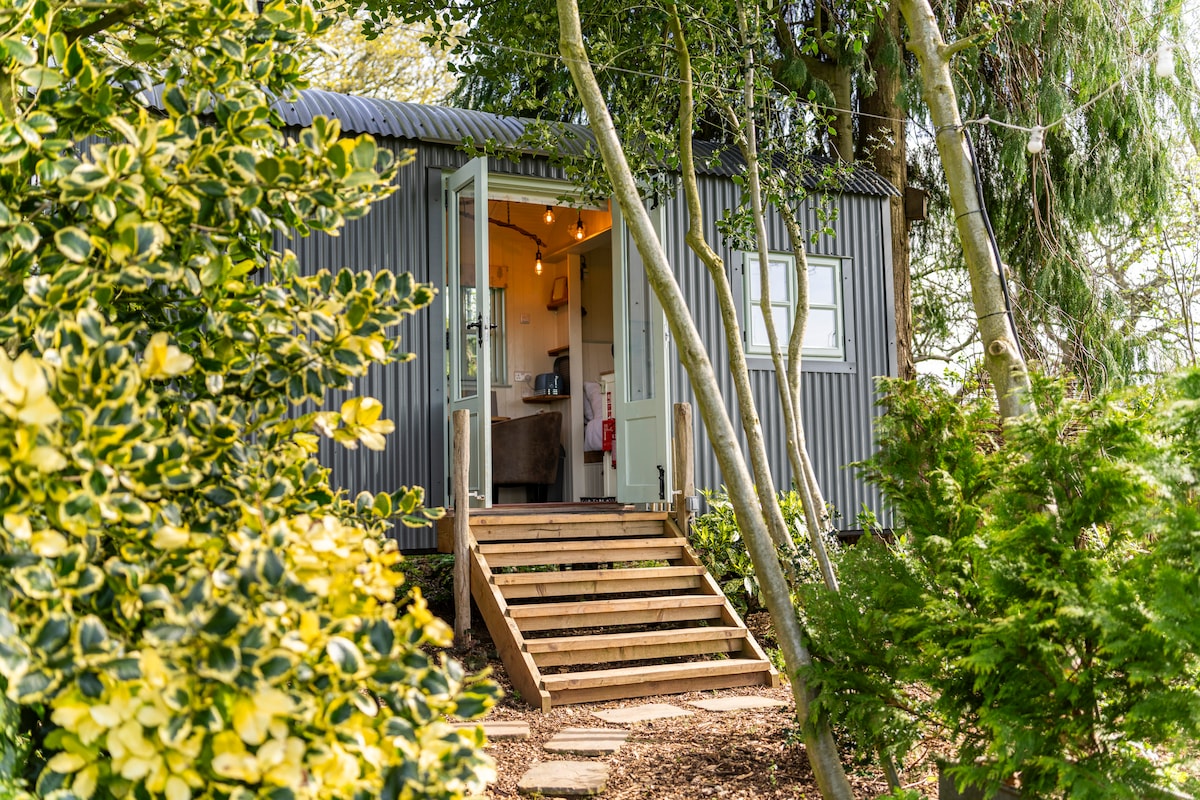 舒适的草甸景观牧羊人小屋，位于什罗普郡乡村