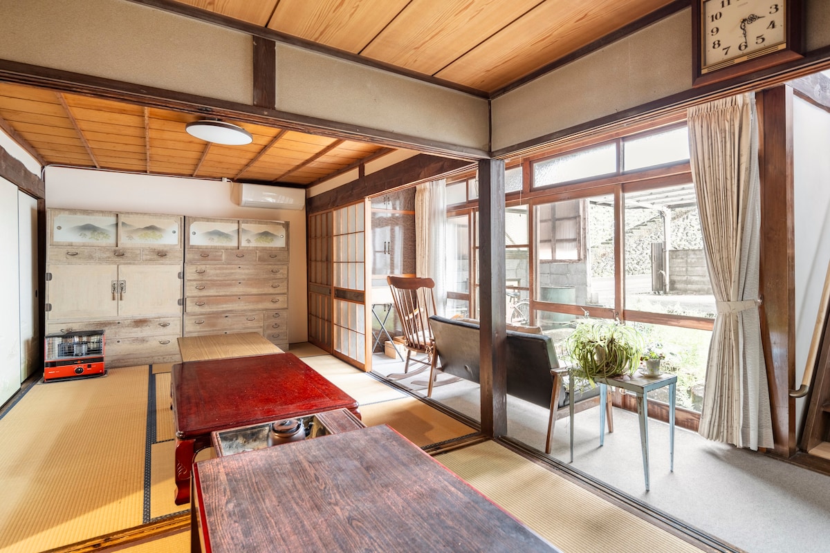 在昭和复古老的老房子、社区咖啡馆、Tsumugi享受休闲时光
