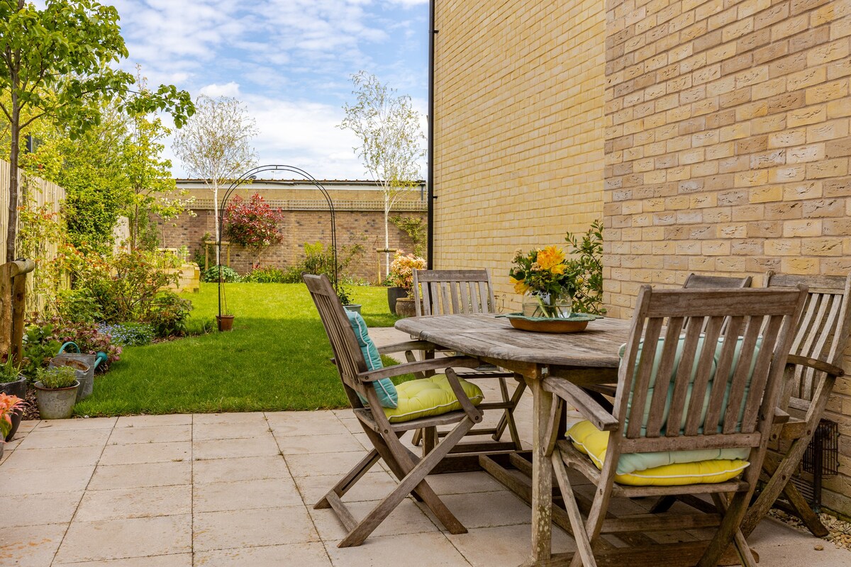 Private room in modern residential home in Bath