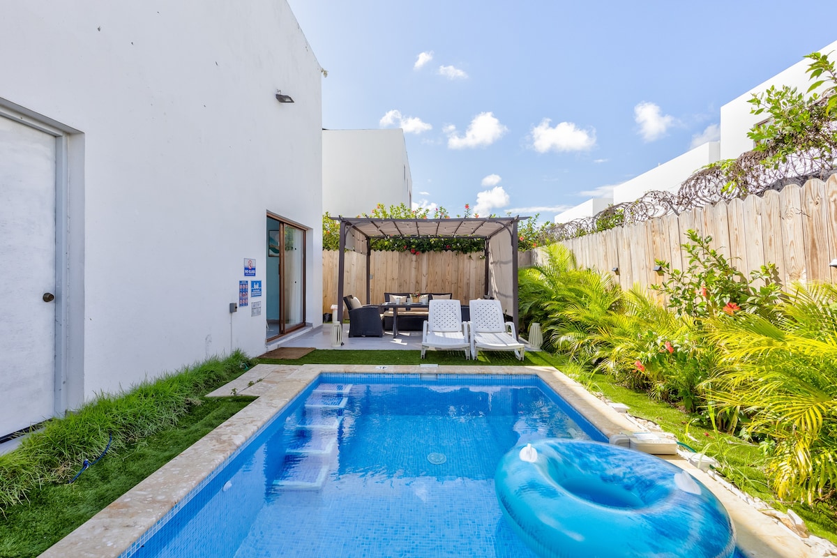Villa with Private Pool, Beach access and Jacuzzi