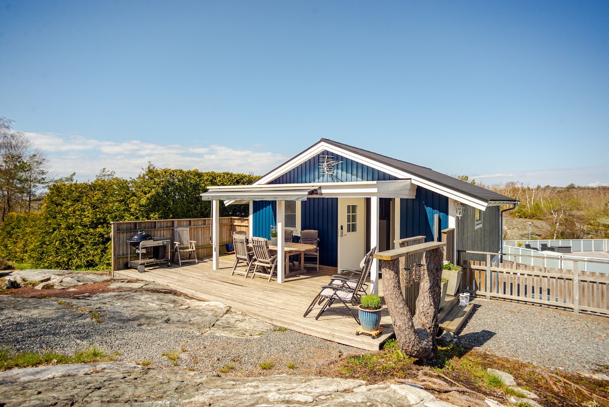 Spacious small house near the beach and the city