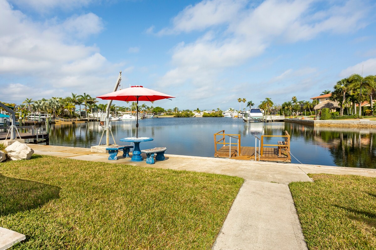 New reno, Heated pool, dock, 3BR & 2BA on canal