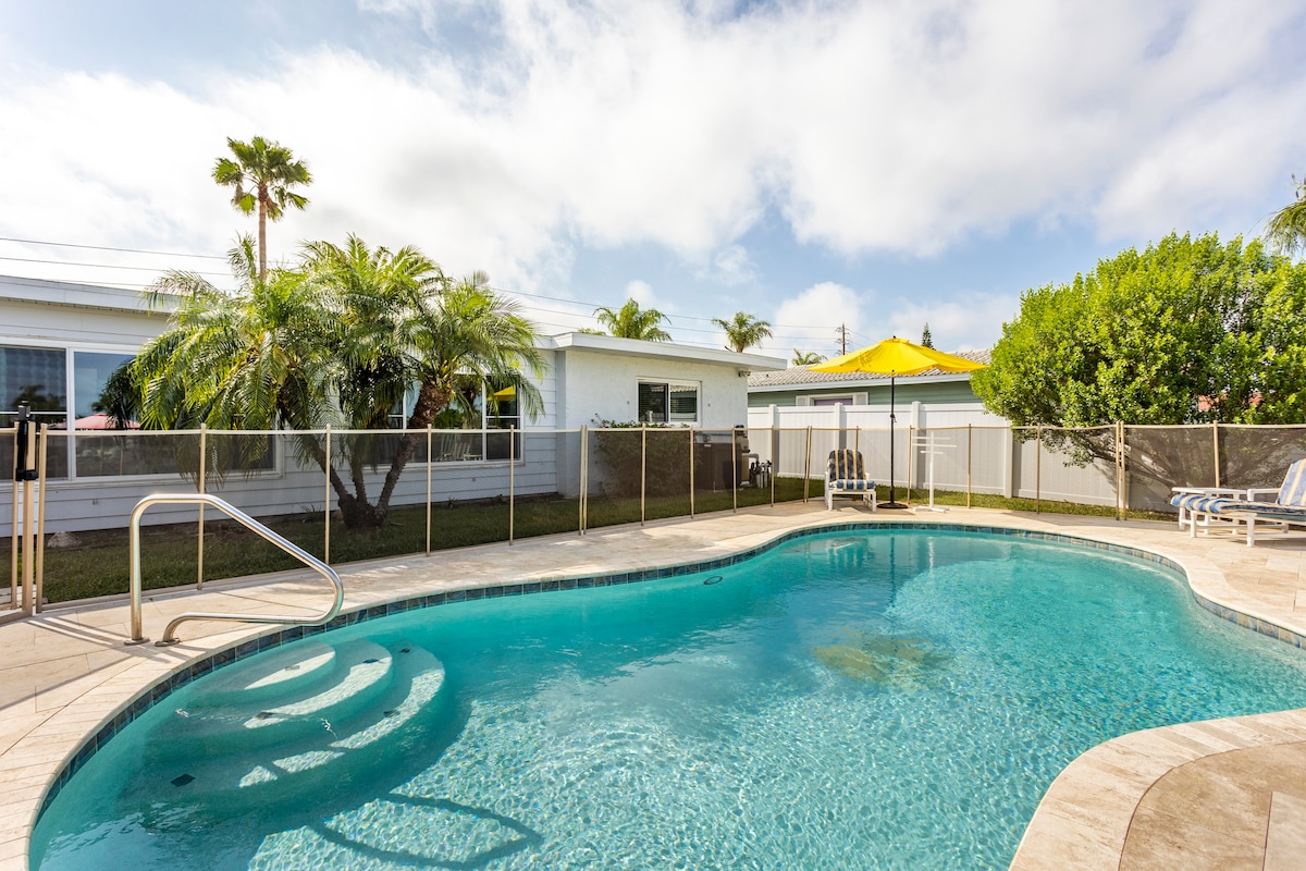 New reno, Heated pool, dock, 3BR & 2BA on canal