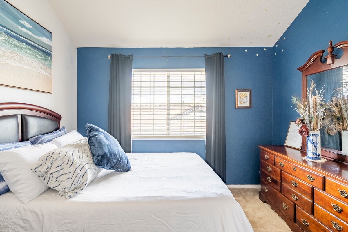 克莱顿美丽的蓝色房间，带共用卫生间