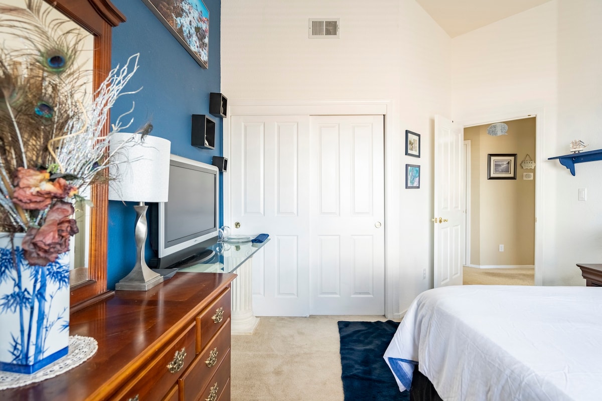 克莱顿美丽的蓝色房间，带共用卫生间