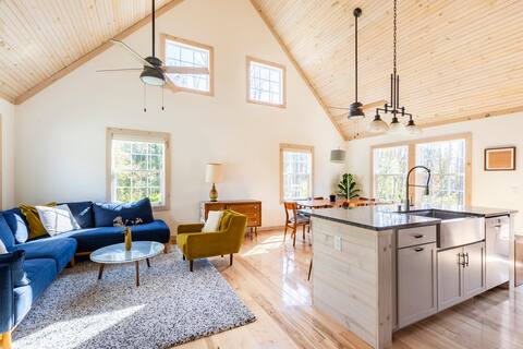 Newly Built Modern Home, 4mi to Cornell/Downtown