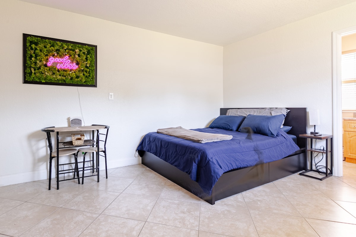 舒适的单卧室单间公寓，带独立入口和院子