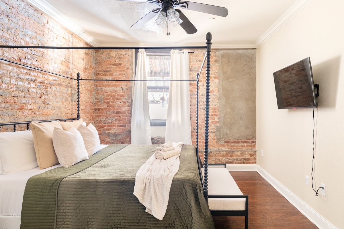 Private Historic Loft with Balcony and King Bed