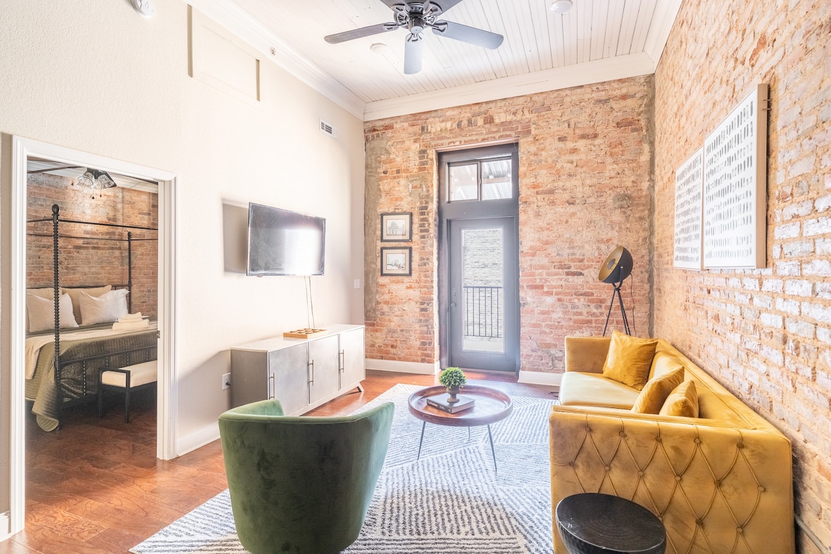 Private Historic Loft with Balcony and King Bed