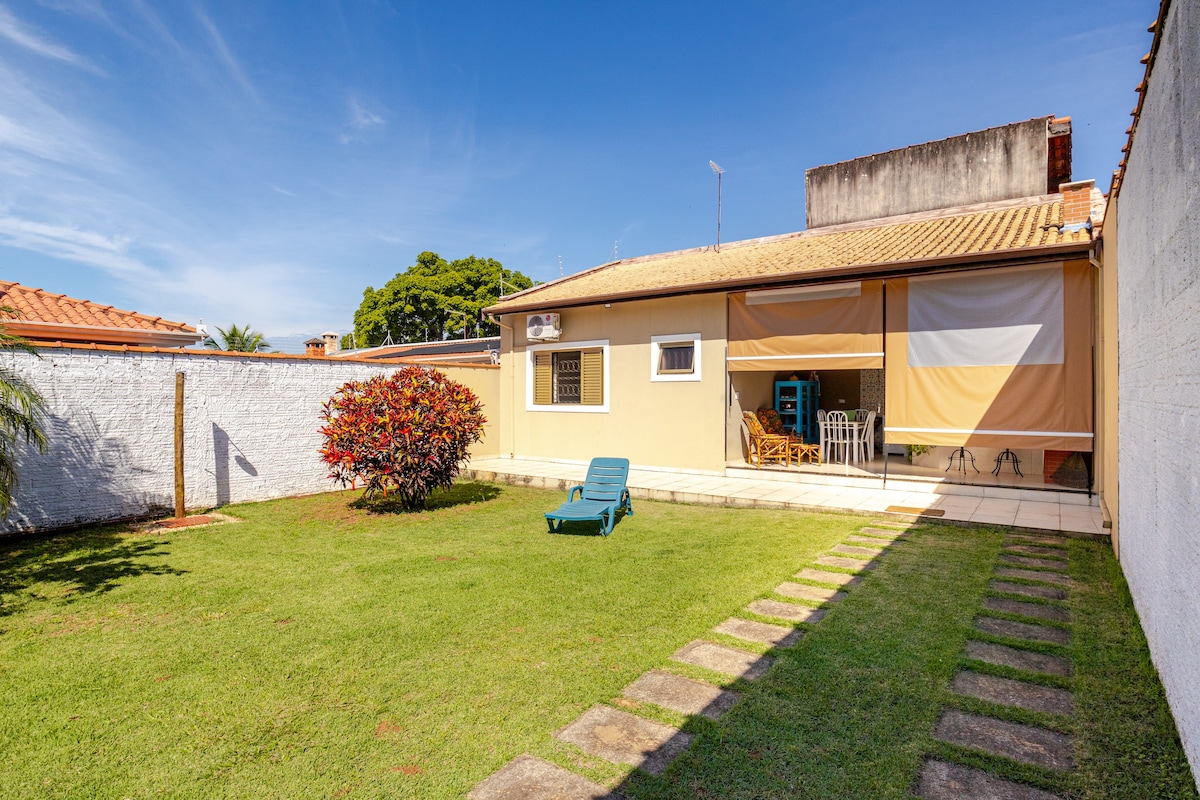 Casa com ampla área verde em São Pedro-SP