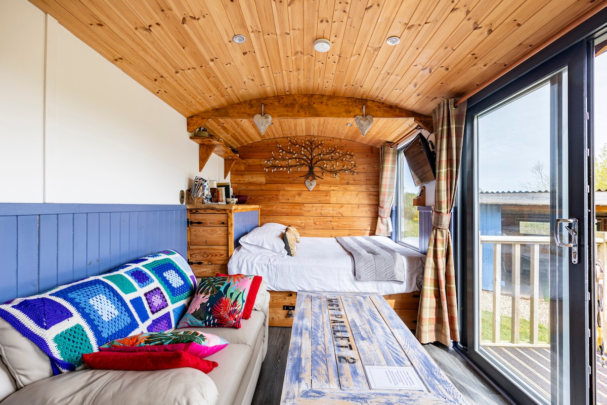 Pembrokeshire Shepherd hut with hottub