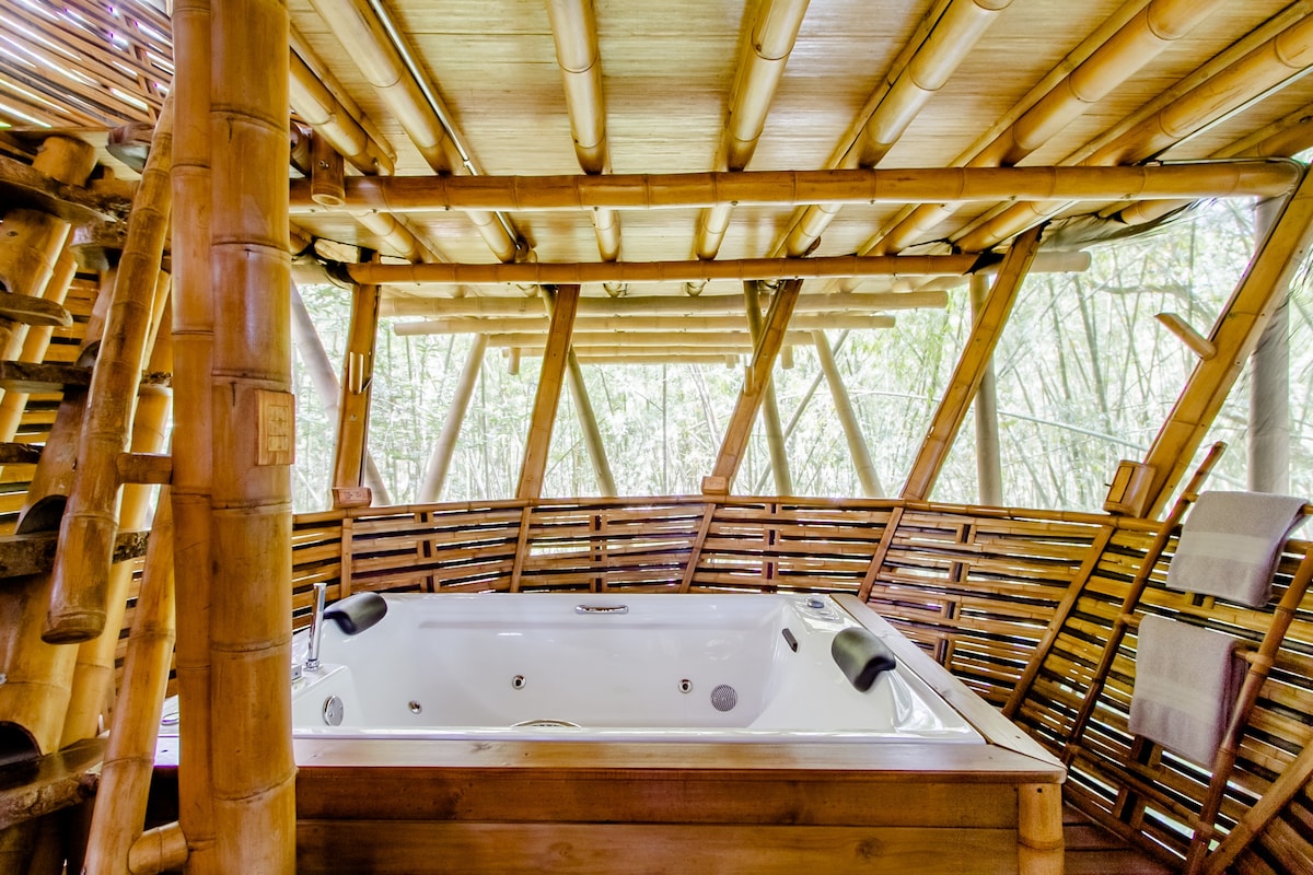 配备热水浴缸的高层小木屋