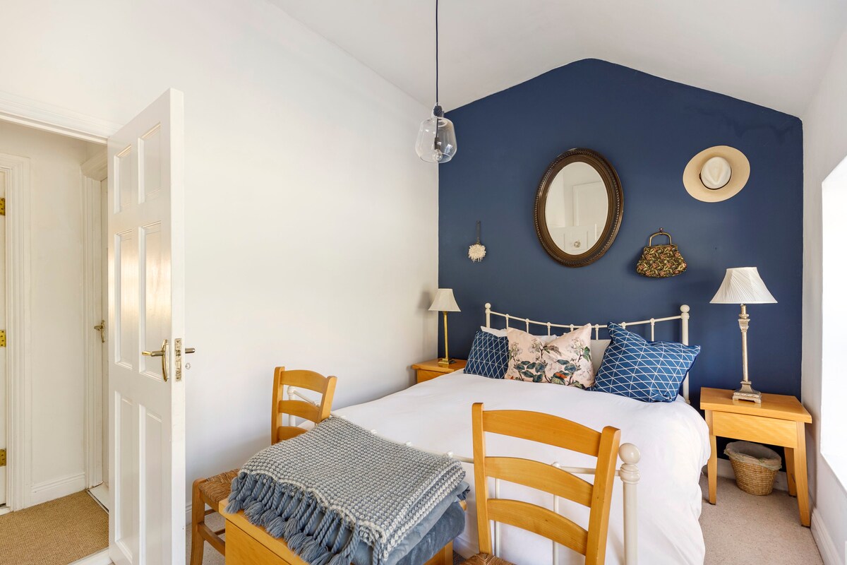 Cheerful bedroom, bathroom and sitting room