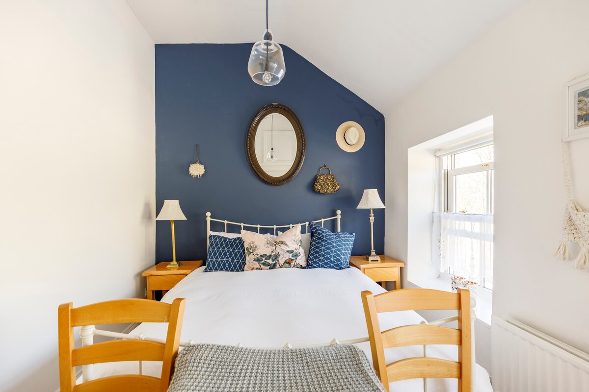 Cheerful bedroom, bathroom and sitting room