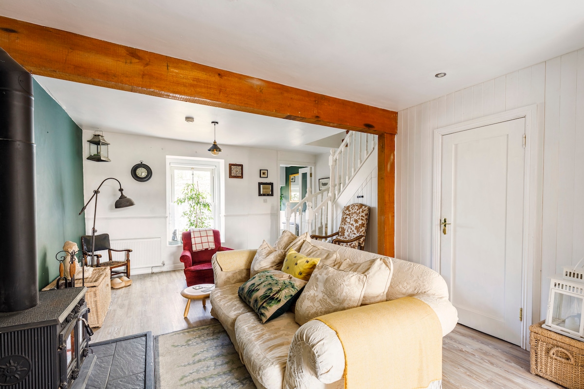 Cheerful bedroom, bathroom and sitting room