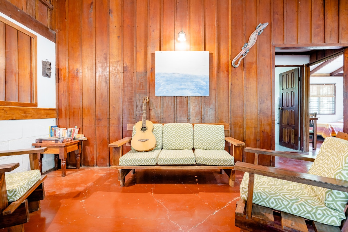 Dolphins-Private Room in Tipical Costa Rica house