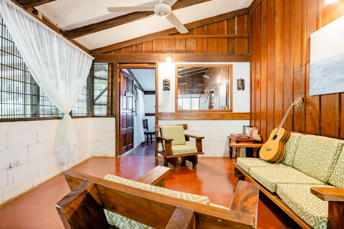 Dolphins-Private Room in Tipical Costa Rica house