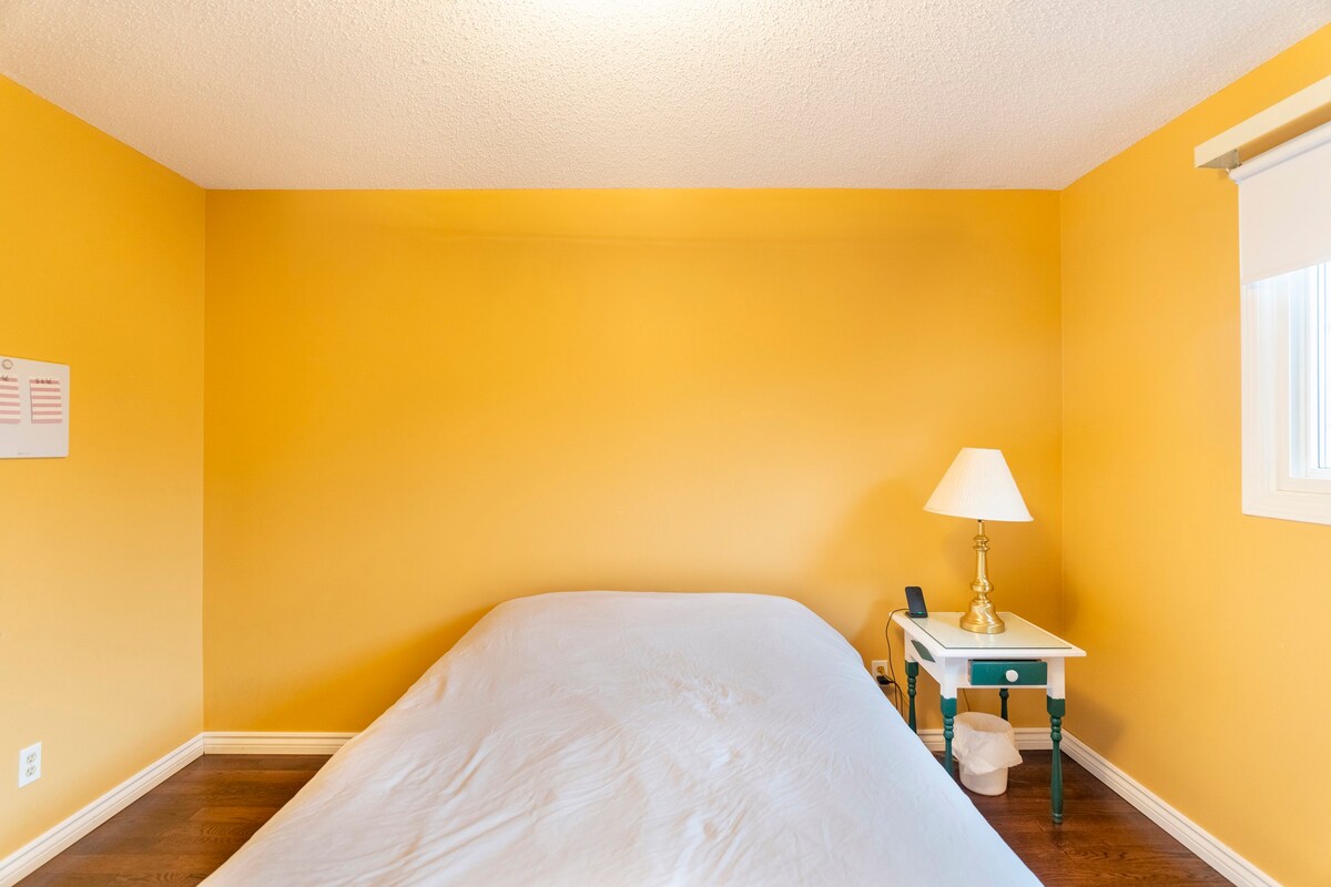 谢里丹大学附近愉快的单卧室标准双人床