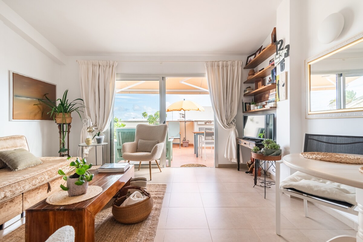 这套位于大加那利岛的设计师顶层公寓享有隐私和安宁