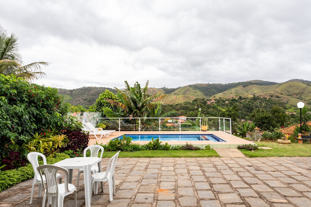 Casa Acolhedora com Linda Vista e Piscina