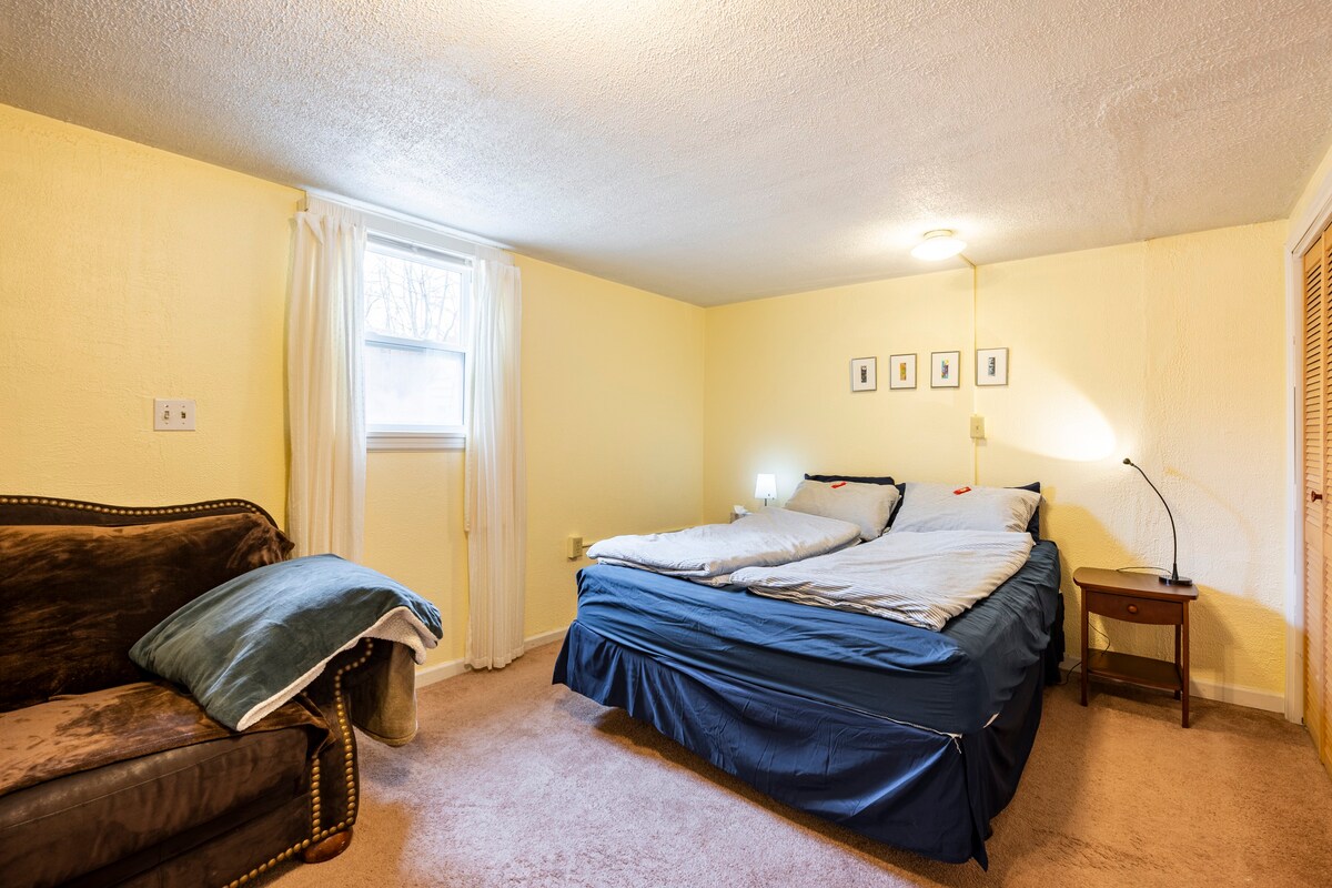 Bedroom in private home close to UW