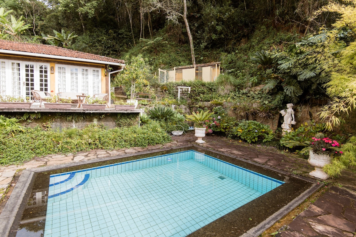 Suíte grande com piscina a 10 min do centro