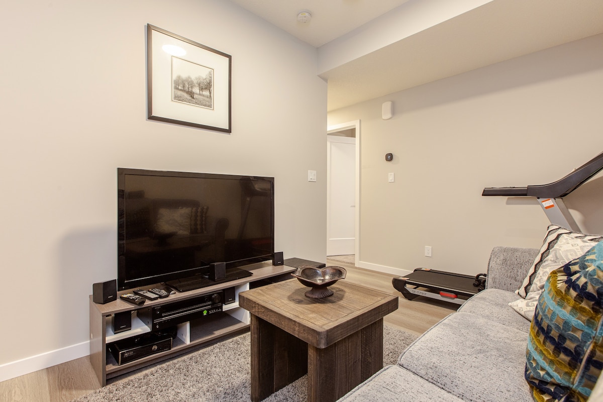 Beautiful and comfortable 1 bedroom basement unit