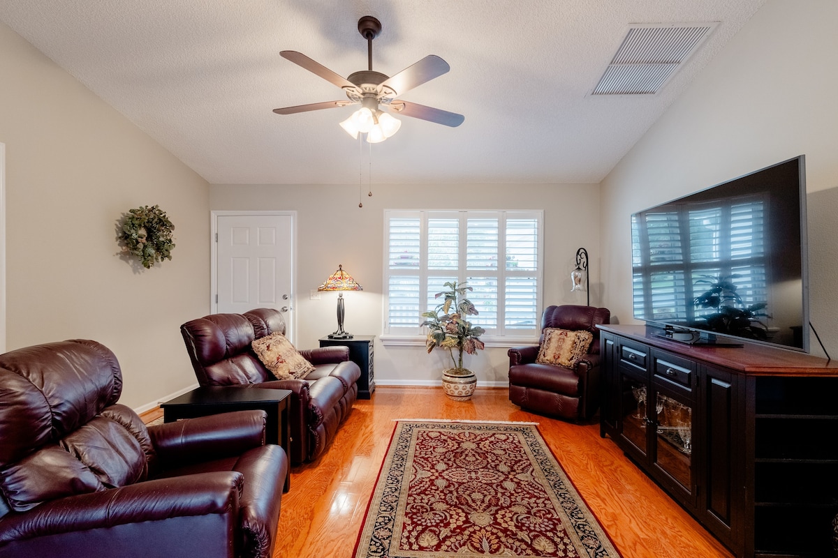 Private Bedroom and bathroom near Sumter Landing