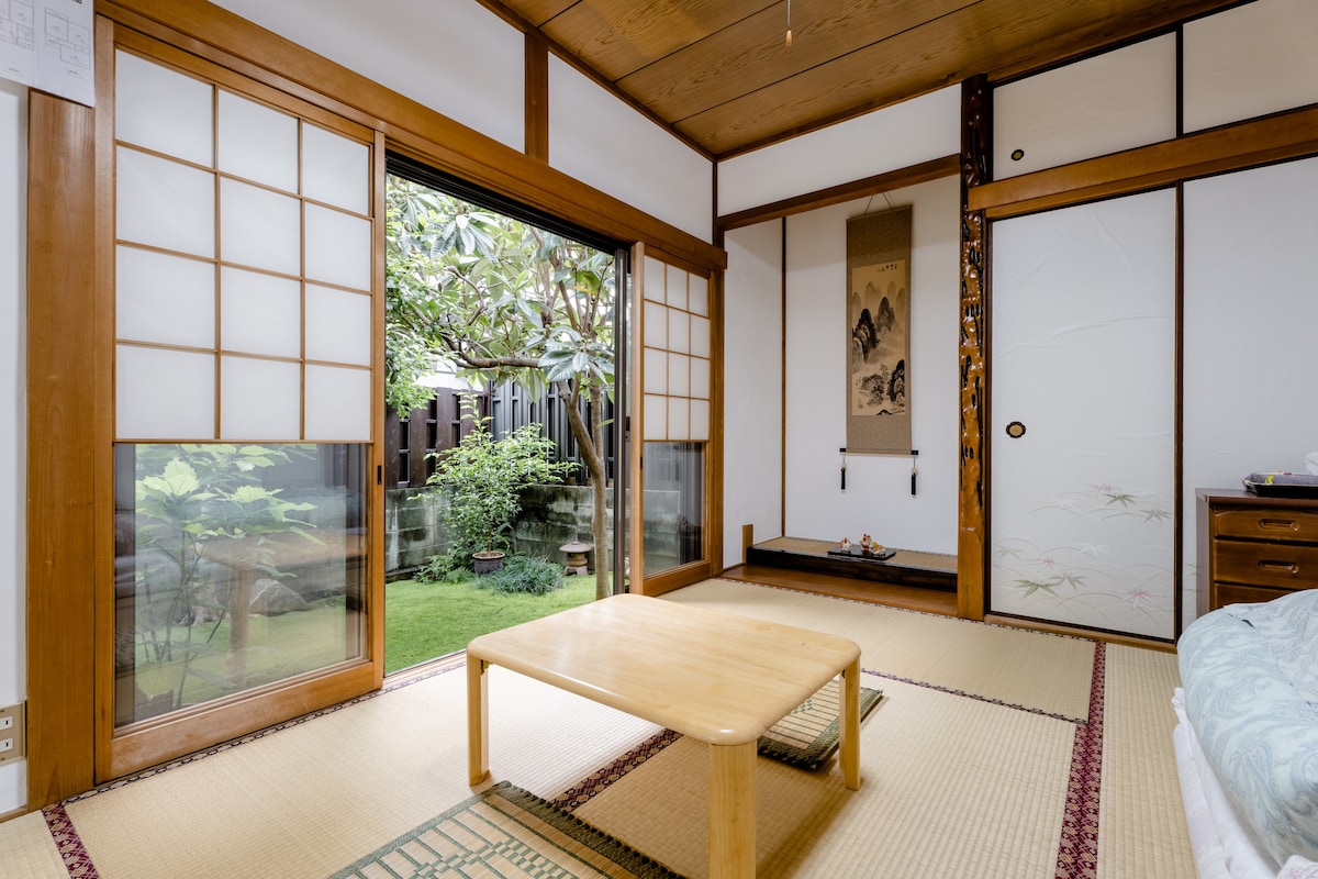 “俯瞰庭院的榻榻米房間”私人房間：距地鐵站6分鐘，距機場巴士站6分鐘，大阪和京都之間的日本生活體驗