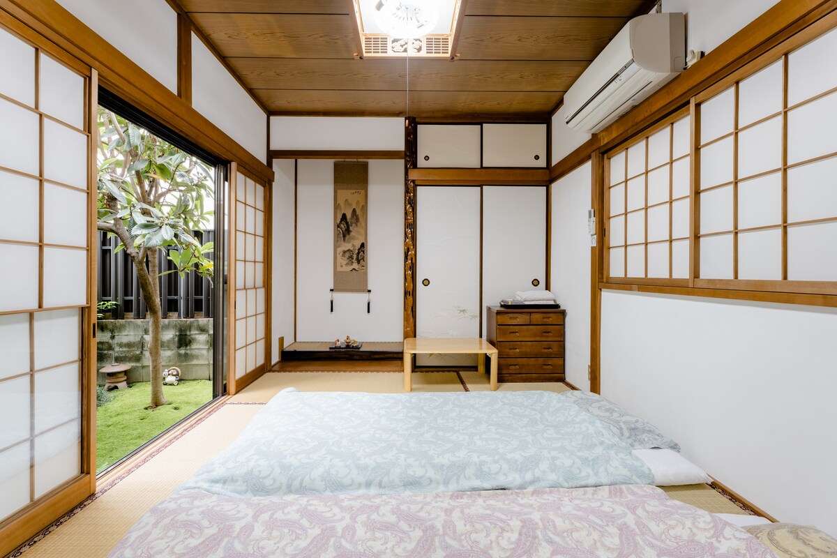 “俯瞰庭院的榻榻米房間”私人房間：距地鐵站6分鐘，距機場巴士站6分鐘，大阪和京都之間的日本生活體驗