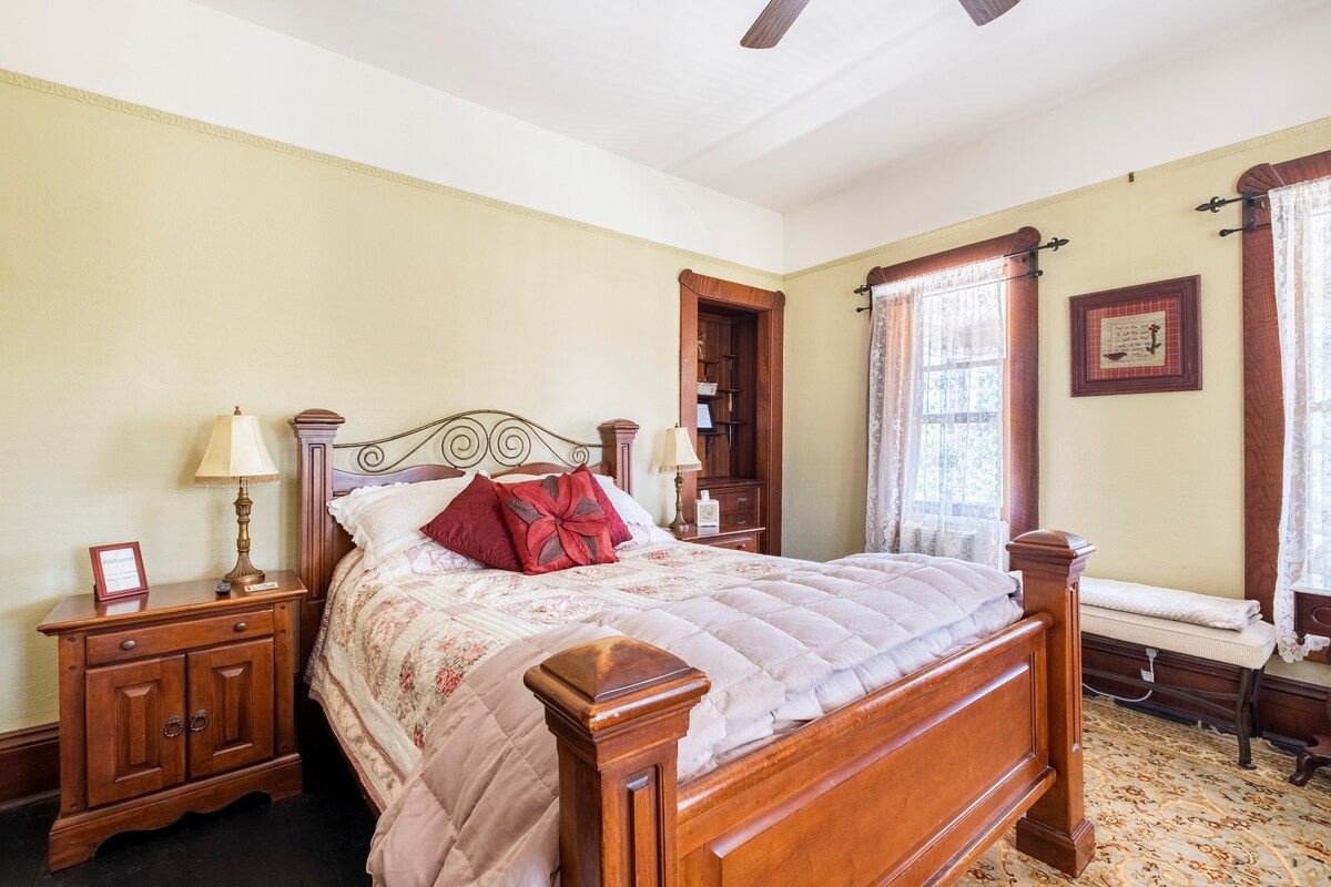 Eucalyptus Room at Historic Porter Hill House