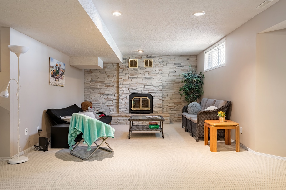 Cozy private room near rec centre, walking trails