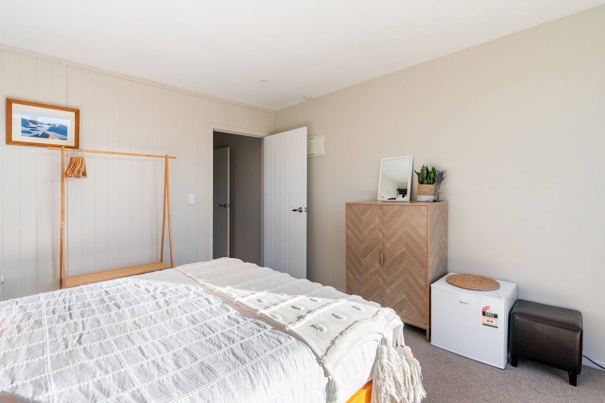 New & All You Need: Room With Bathroom in Wānaka