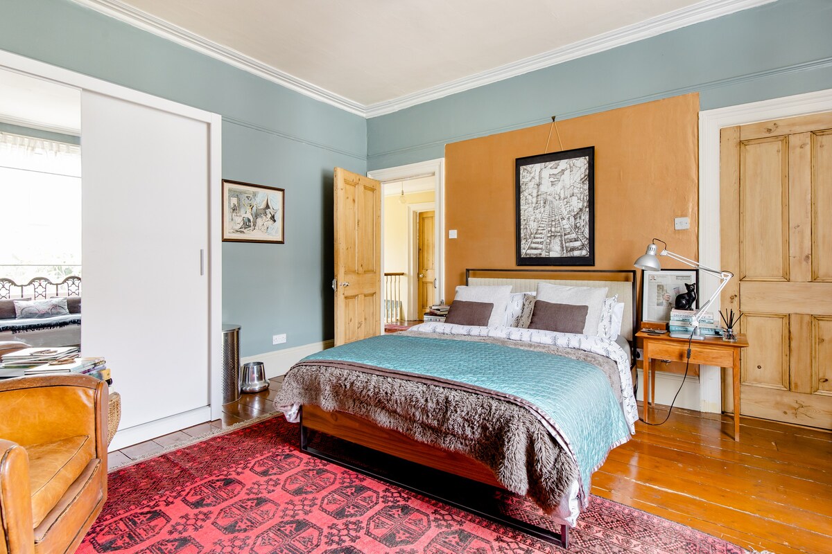 Large Victorian King Size Bedroom. London KT1