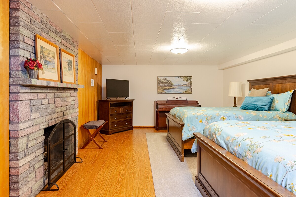 Spacious 1-Bedroom/2 Bed Guest Suite w/fireplace.