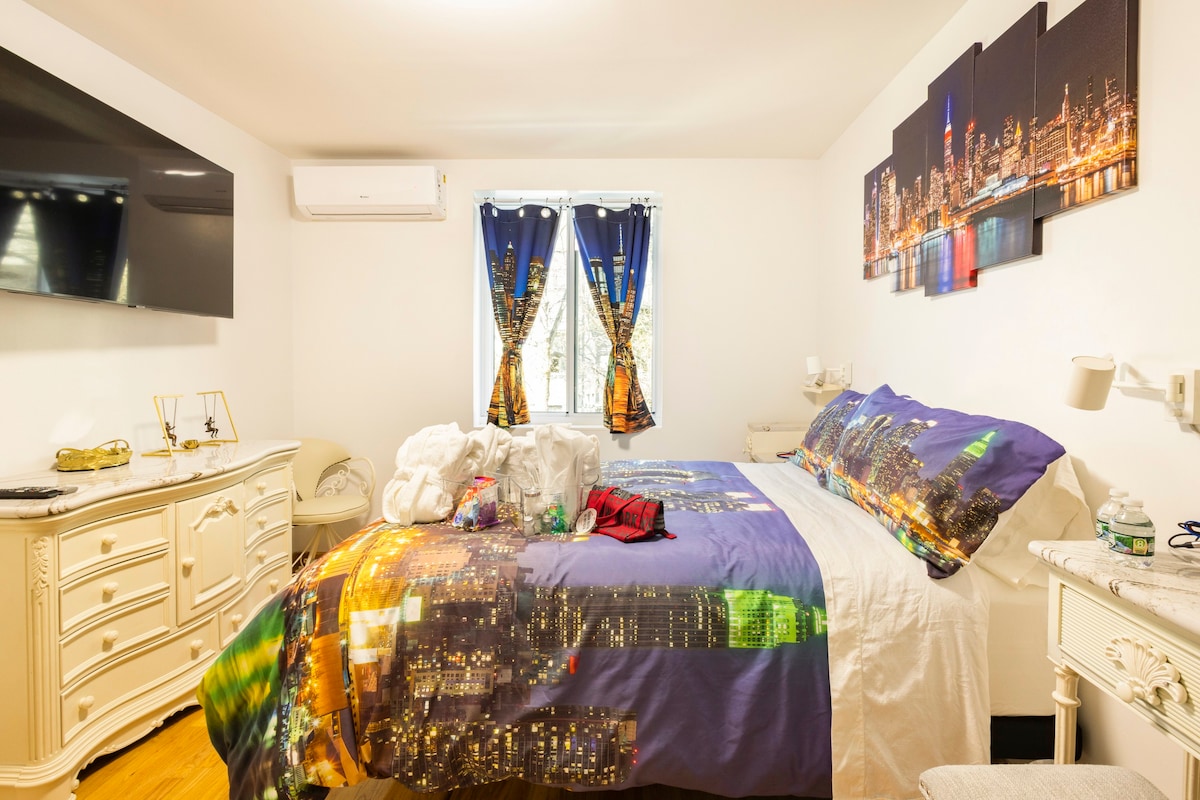 可爱的卧室，可欣赏独立卫生间和城市景观的卧室