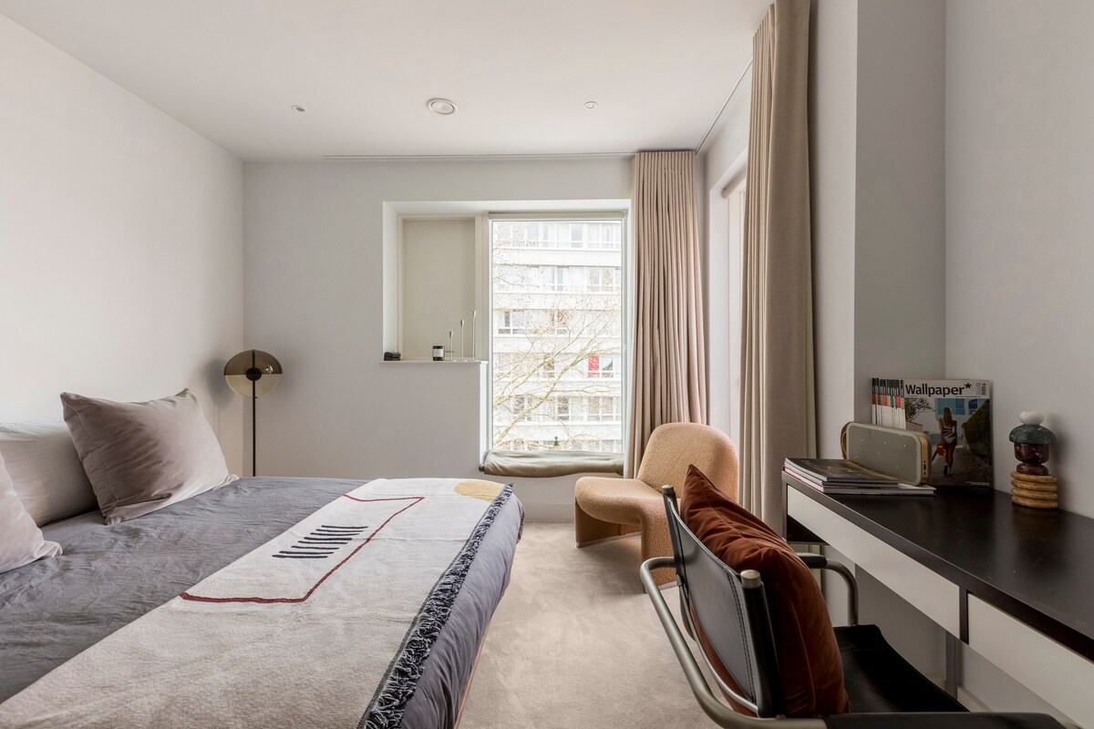 伦敦市中心宽敞的现代化套房卧室