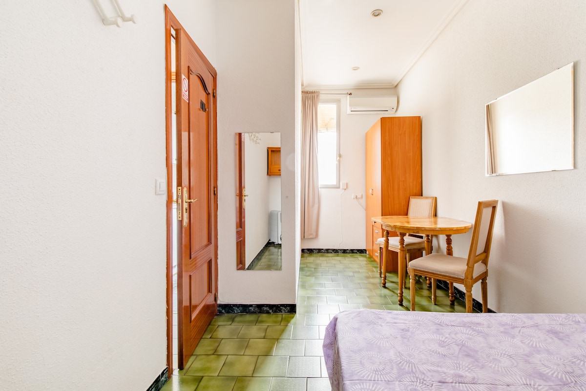 靠近Gran Vía地铁站的简单客房。