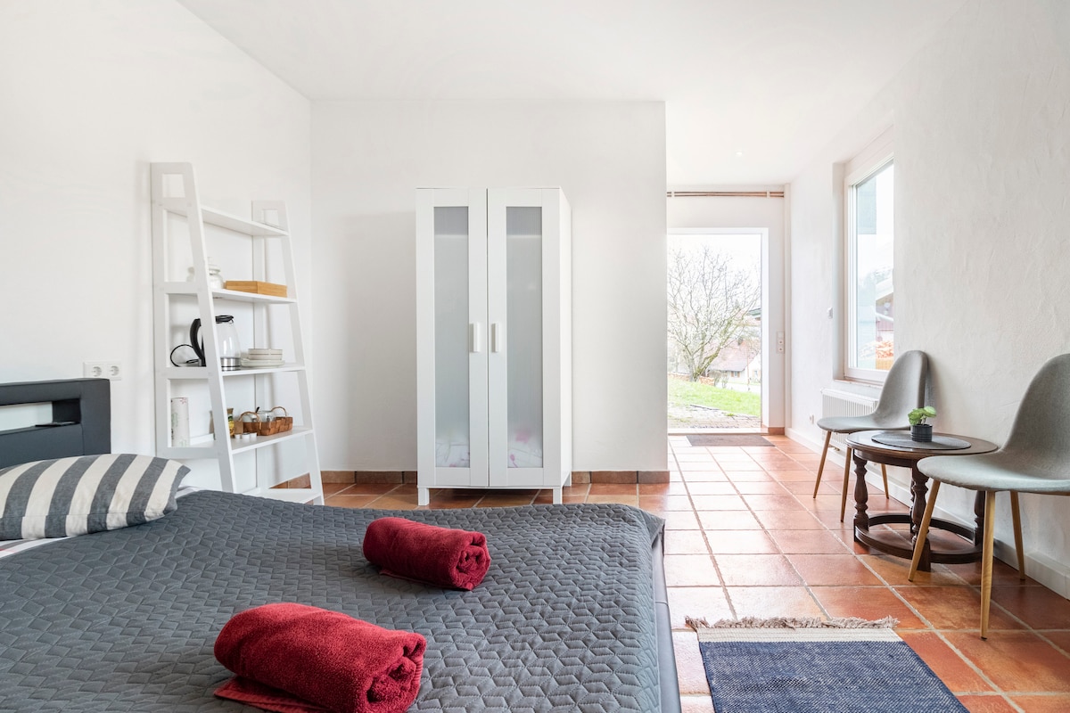 Helles Gästezimmer mit Alpenblick, auf dem Lande