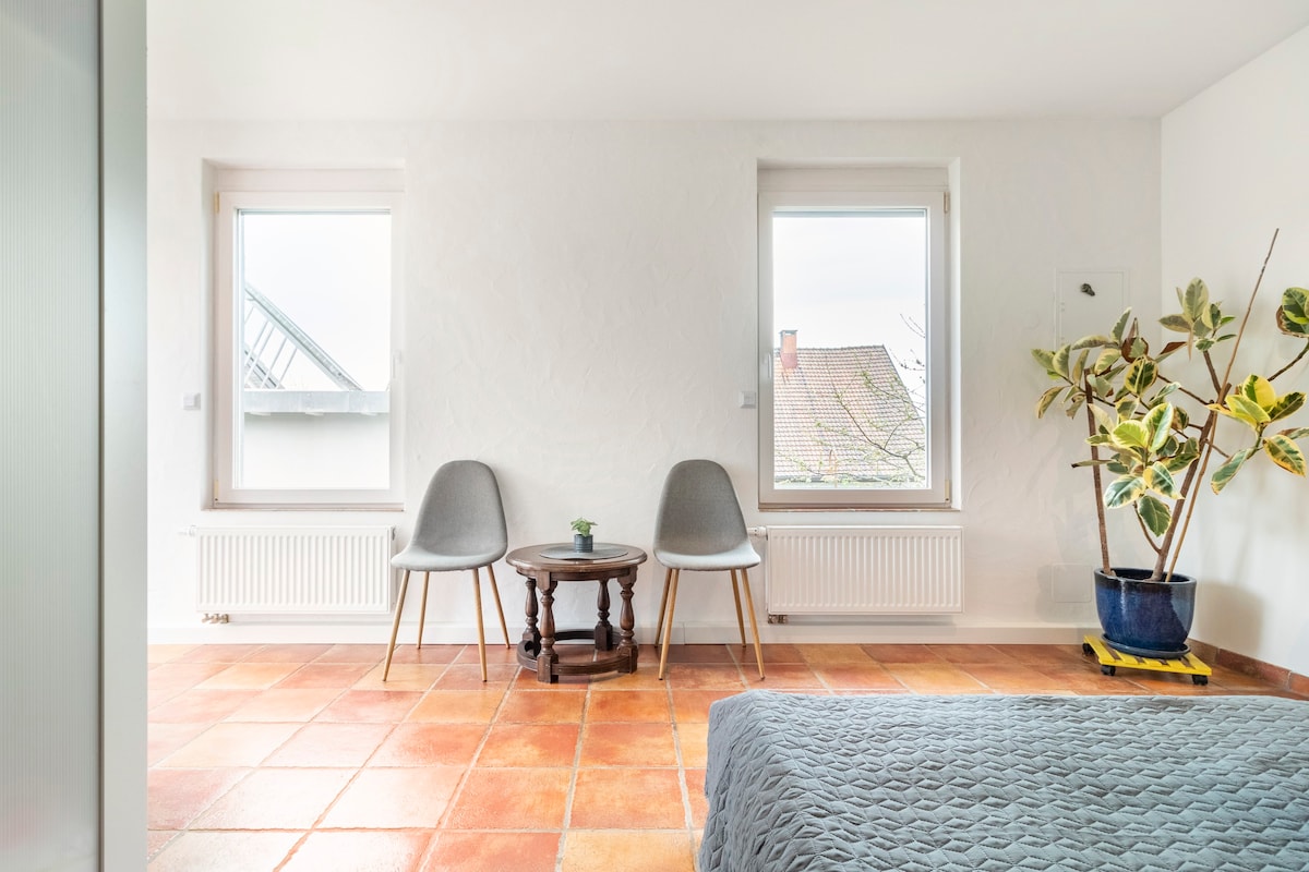 Helles Gästezimmer mit Alpenblick, auf dem Lande