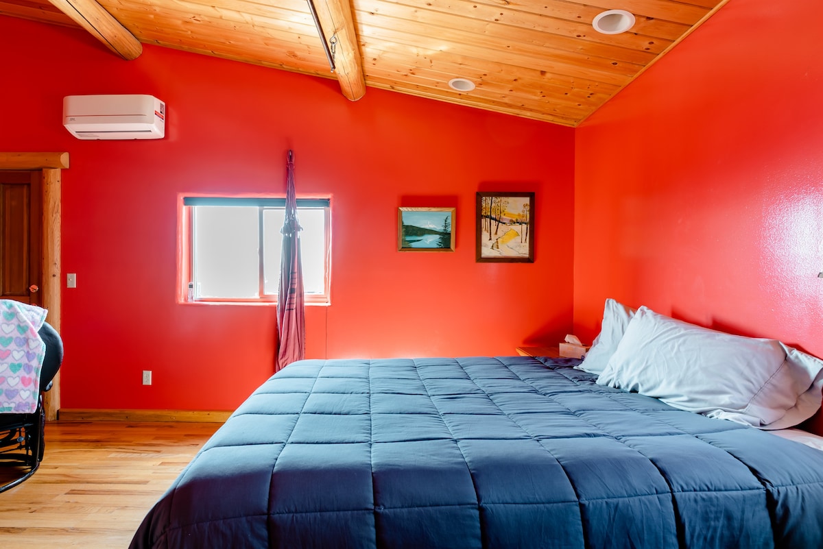 宽敞的红色房间，可欣赏美景