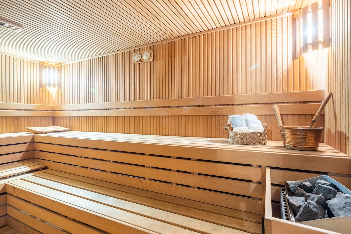 Jacuzzi and Sauna inside the flat,  just for you